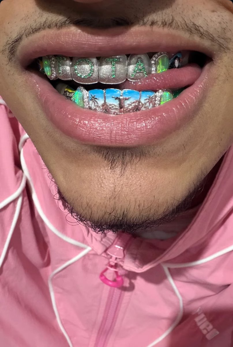 Totaupdate's tweet photo. Tota finally shows his custom made Brazil inspired diamond Grills 🇧🇷 💎 https://t.co/yLuJSNgePw