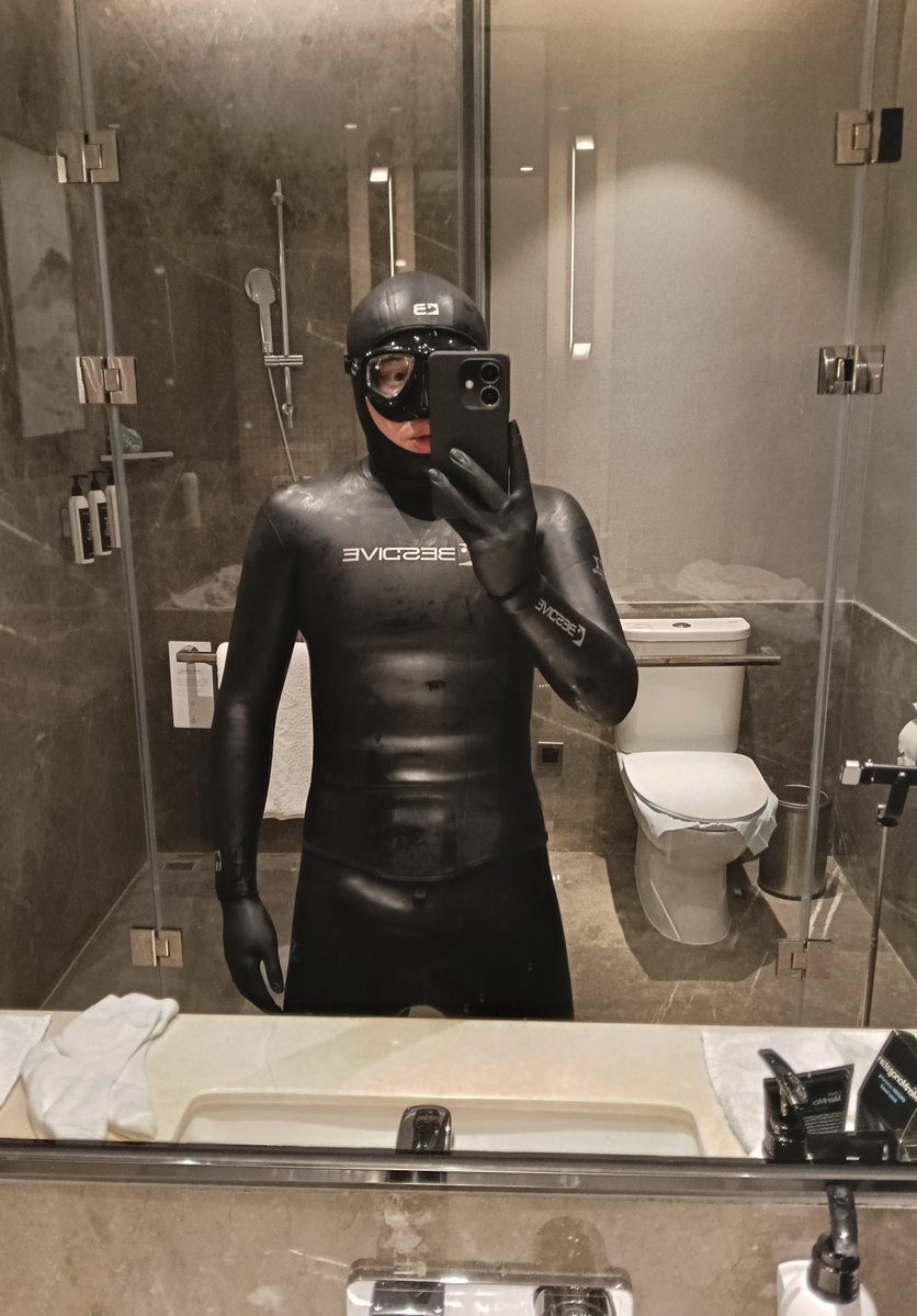 RocherKai's tweet photo. 新赛季限定皮肤，花费3瓶黑魂才穿好，太紧了……
穿着wetsuit吃饭，超紧，超辣，超热 https://t.co/tAqeUgY9n6