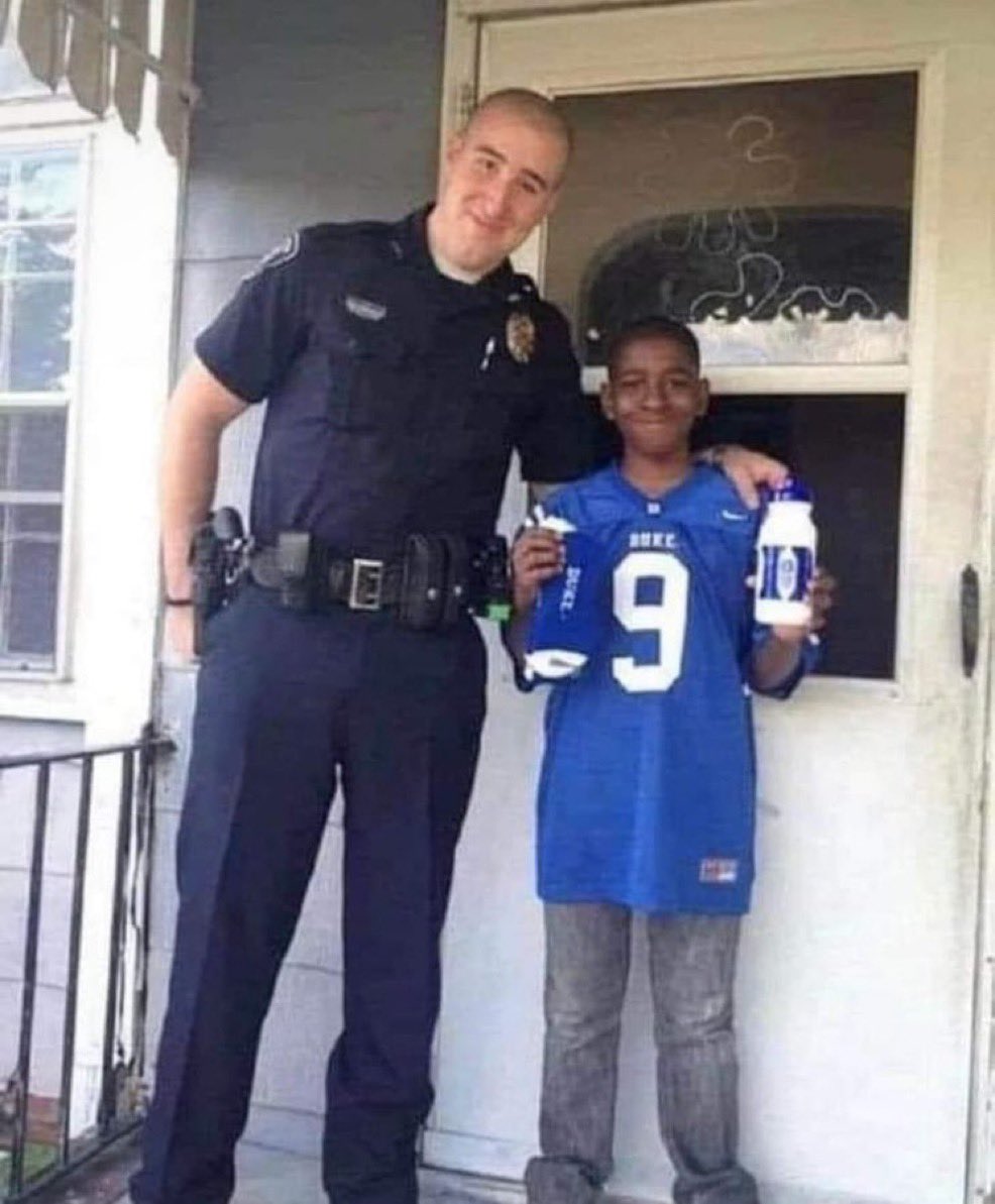 feelgoodtale's tweet photo. “This kid dialed 911 telling the dispatcher he was running away from home after an argument with his mother. This officer arrived talked to the kid and went into his bedroom which was empty outside of a deflated blowup bed. The young man essentially slept on the floor.

The officer encouraged the boy to stay home. The child’s mother facing a tough financial hardship. The officer left and soon returning with a bed, a television and a game system. The child was elated beyond words. Not all angels wear wings! Thank you officer!!!!” ❤️❤️❤️

Source: Good Thinking