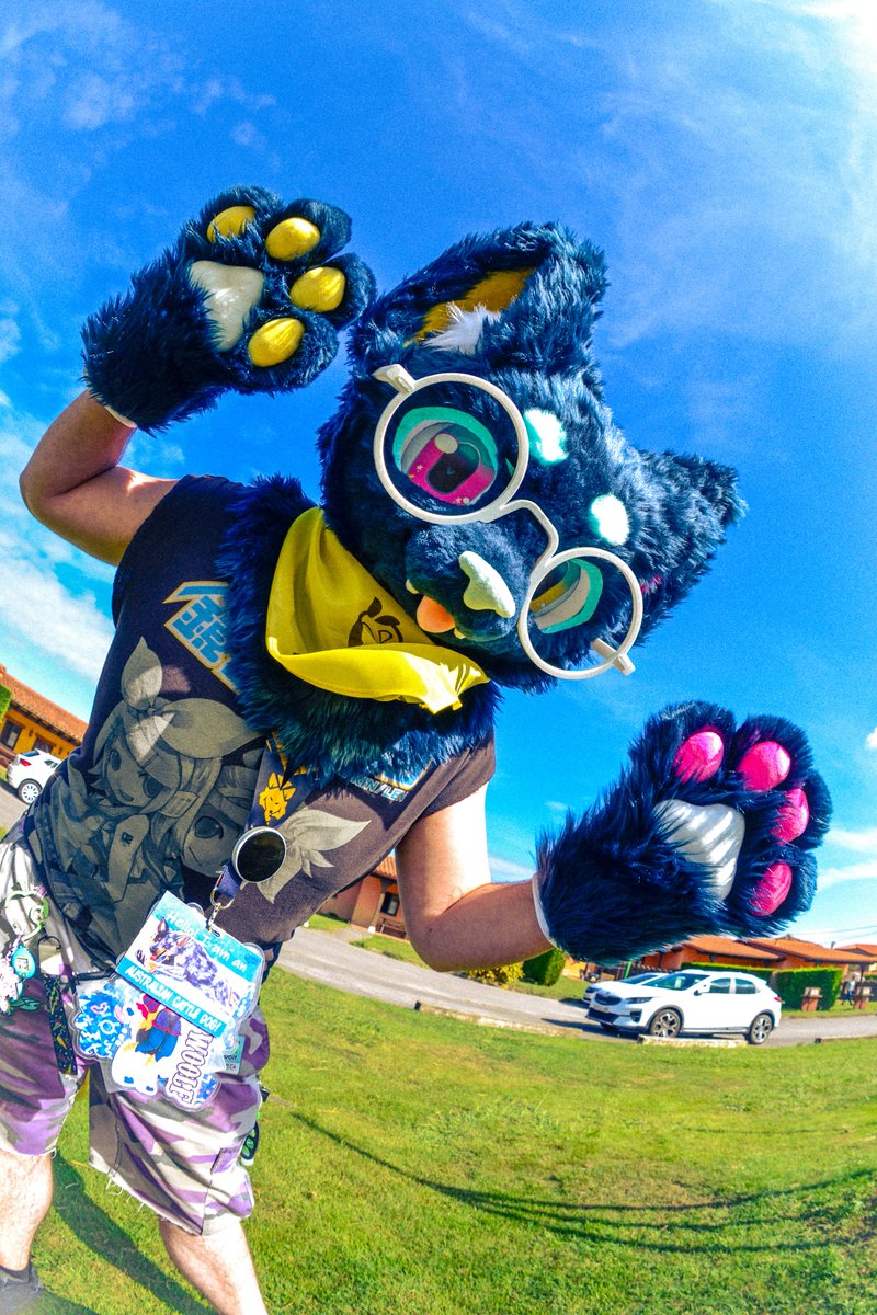 Purrint_es's tweet photo. We're having an amazing #FursuitFriday at @AsFurMeet, meeting and reuniting with so many friendly furs, it's so much fun 🩵🩷💛🖤

📸 @FurFurDwagon
🪡 @MeeMonsterFur https://t.co/1Hit4XAvsE