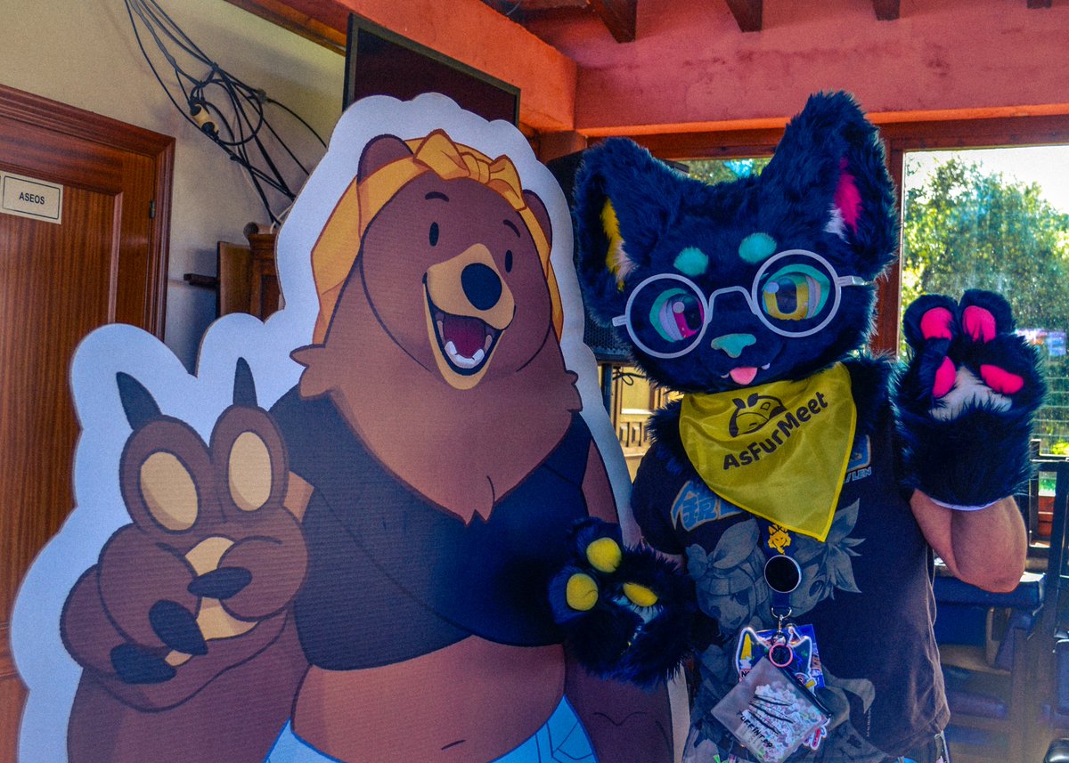 Purrint_es's tweet photo. We're having an amazing #FursuitFriday at @AsFurMeet, meeting and reuniting with so many friendly furs, it's so much fun 🩵🩷💛🖤

📸 @FurFurDwagon
🪡 @MeeMonsterFur https://t.co/1Hit4XAvsE