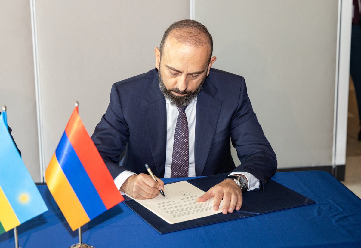 RwandaMFA's tweet photo. On the margins of  #UNGA81, Minister Nduhungirehe held meeting with Ararat Mirzoyan, Minister of Foreign Affairs of Armenia.

Together, they signed a visa exemption agreement for holders of diplomatic and service passports. https://t.co/AcfnrCA6dm