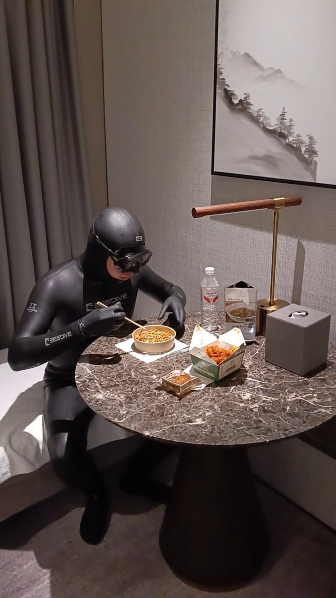 RocherKai's tweet photo. 新赛季限定皮肤，花费3瓶黑魂才穿好，太紧了……
穿着wetsuit吃饭，超紧，超辣，超热 https://t.co/tAqeUgY9n6