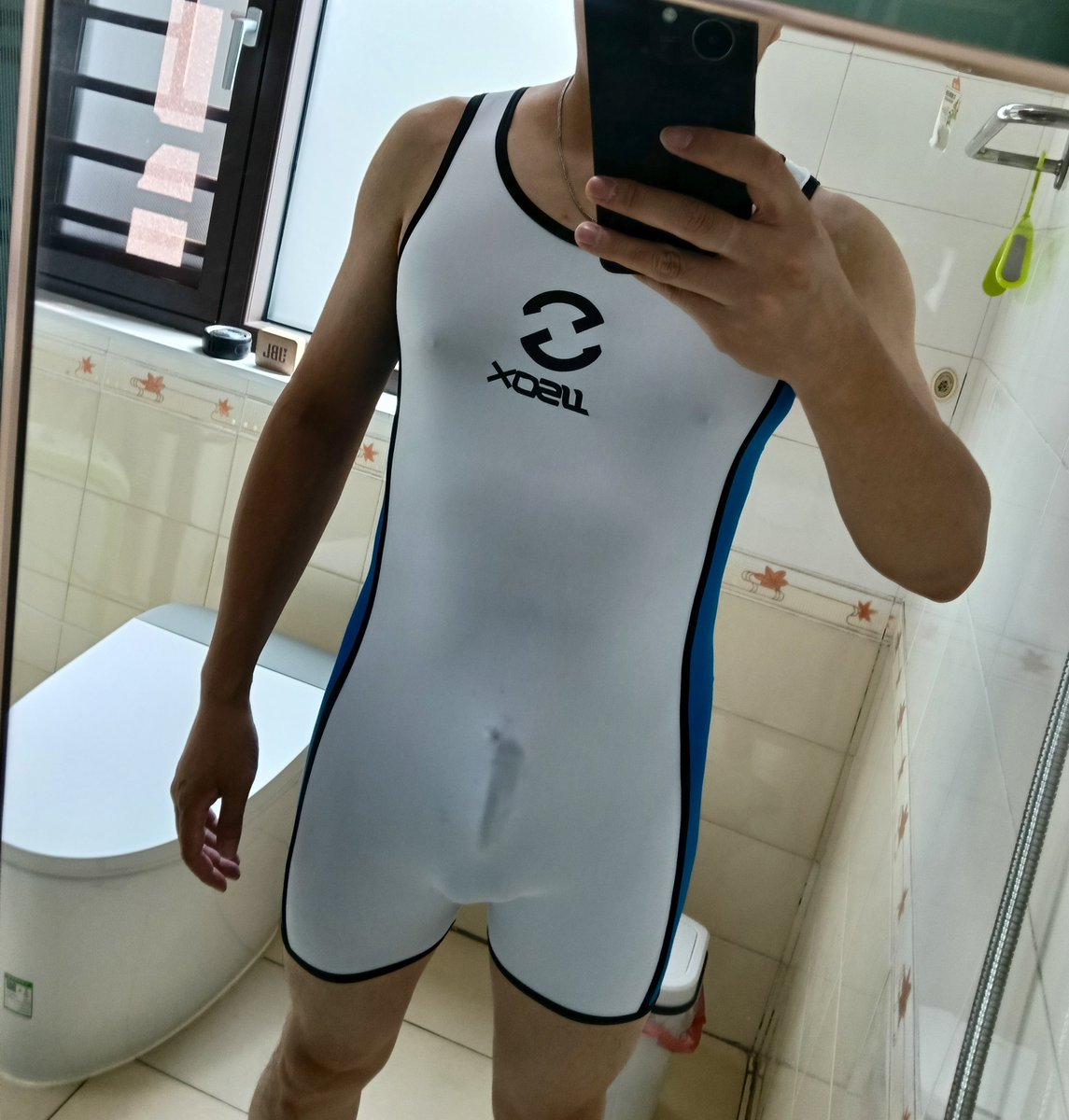 RocherKai's tweet photo. 新赛季限定皮肤，花费3瓶黑魂才穿好，太紧了……
穿着wetsuit吃饭，超紧，超辣，超热 https://t.co/tAqeUgY9n6