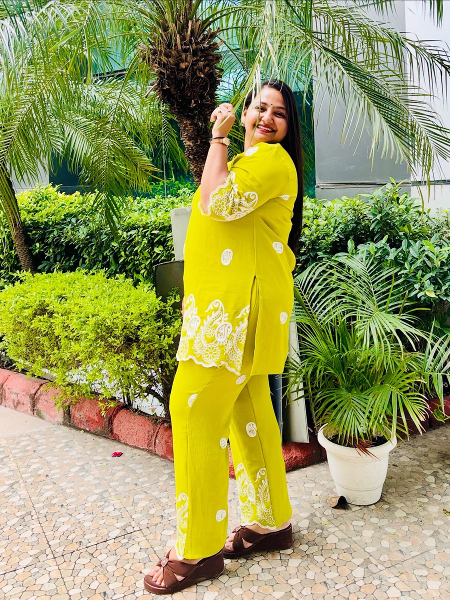 LeanoraMcnay's tweet photo. The brighter the outfit, the better the day. https://t.co/Y1Vb6FI0nc