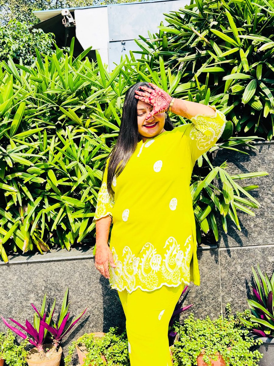 LeanoraMcnay's tweet photo. The brighter the outfit, the better the day. https://t.co/Y1Vb6FI0nc