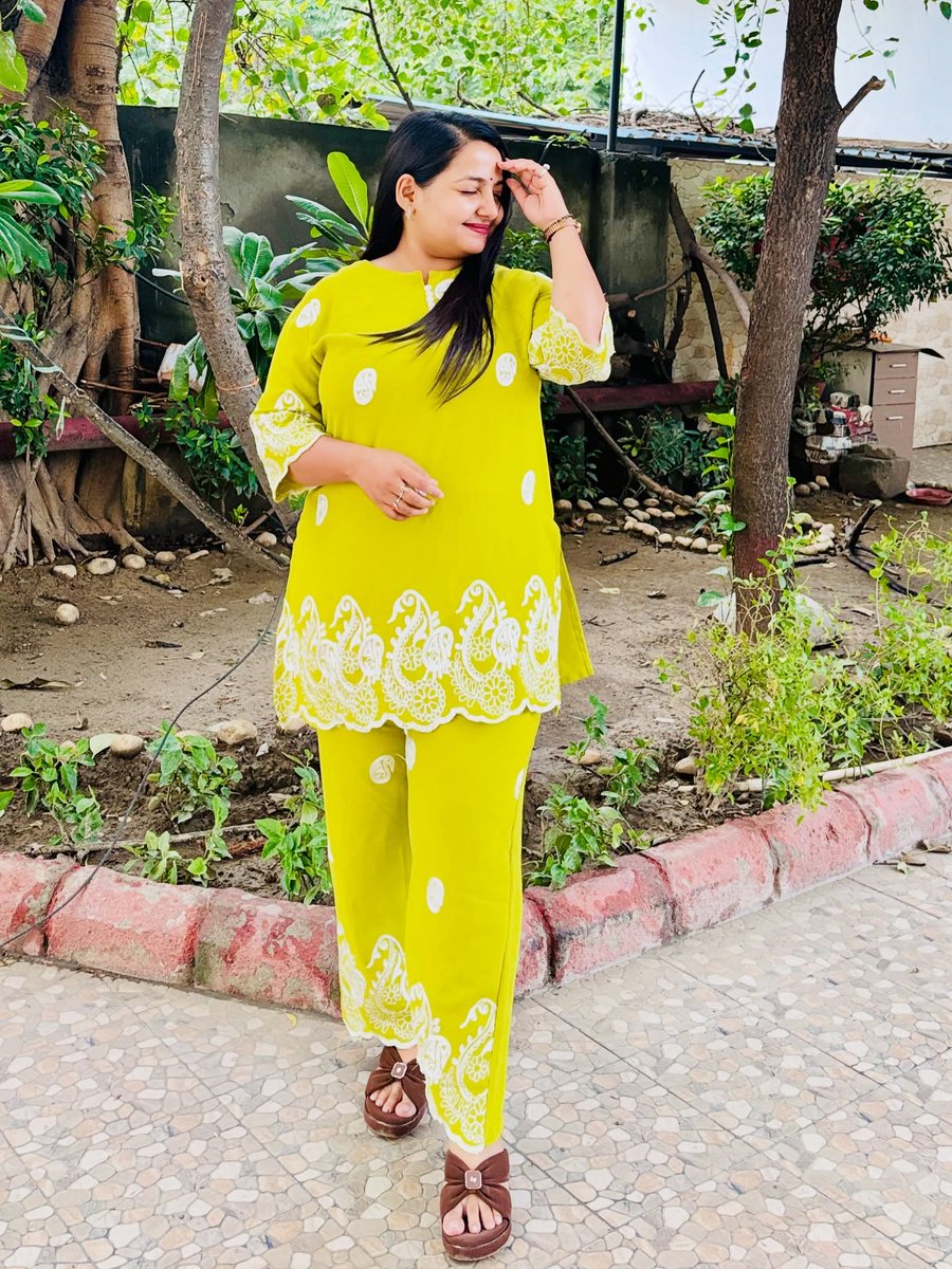 LeanoraMcnay's tweet photo. The brighter the outfit, the better the day. https://t.co/Y1Vb6FI0nc