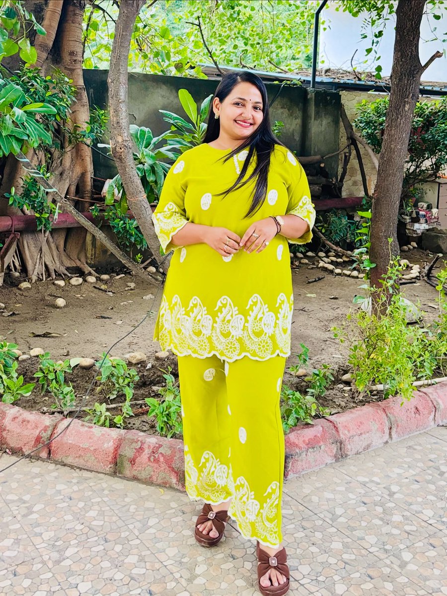 LeanoraMcnay's tweet photo. The brighter the outfit, the better the day. https://t.co/Y1Vb6FI0nc