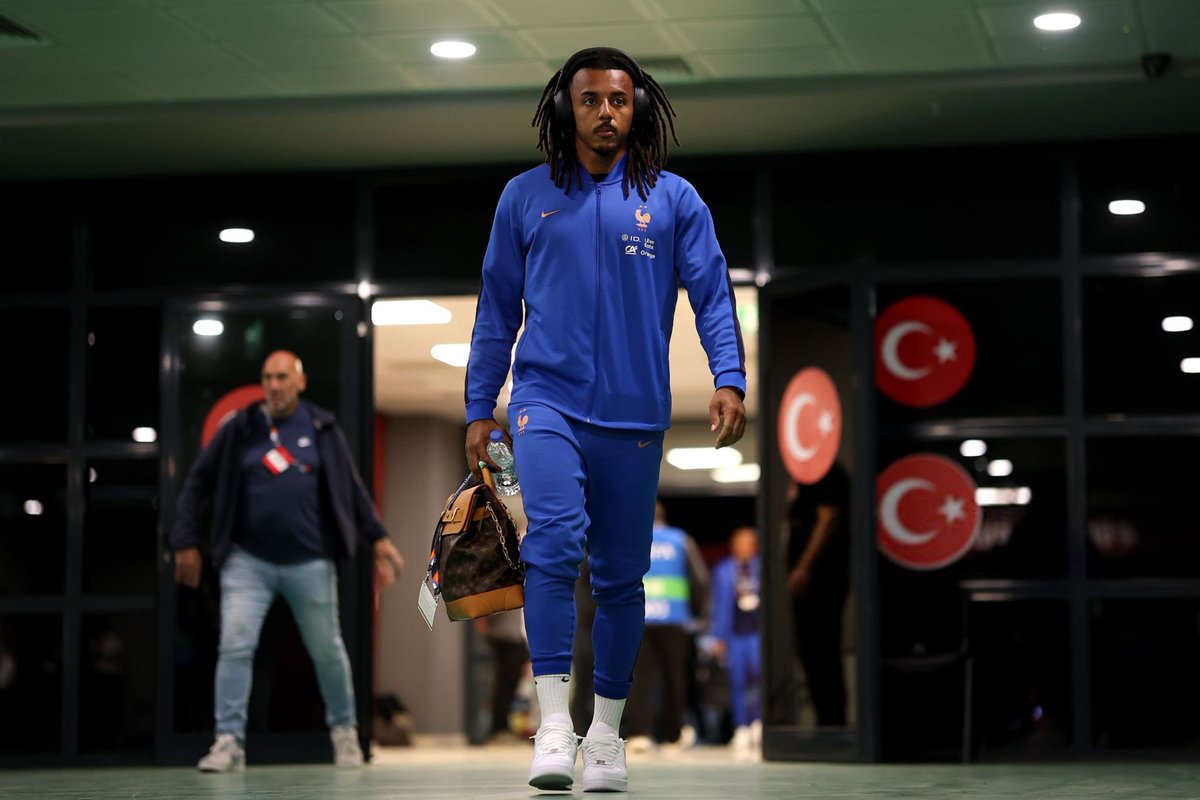 BarcaScope8r's tweet photo. 🚶🏽‍♂️ Jule Koundé arrives at Kogali Stadium in preparation for the Turkey match https://t.co/o5R86kXn3B
