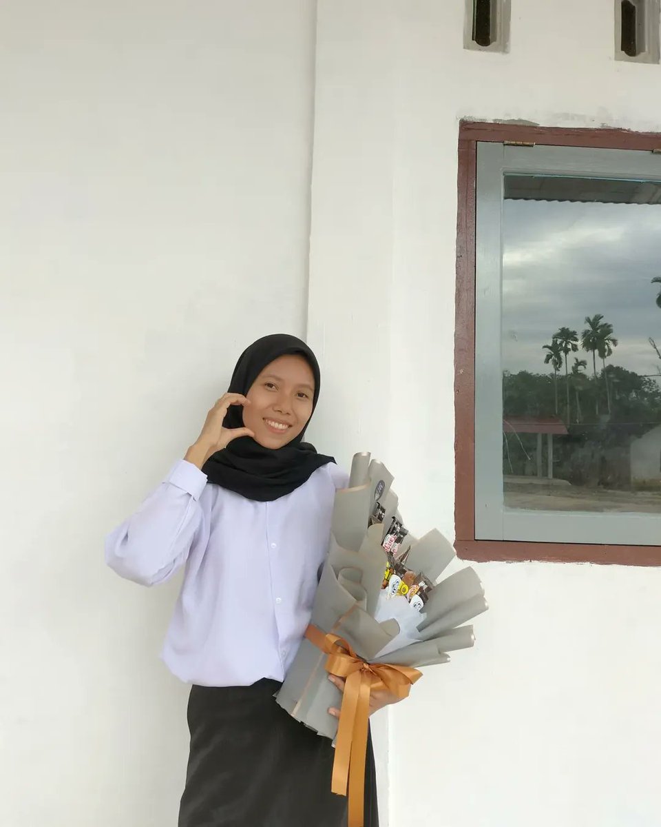 CharlesGeras's tweet photo. Thank you, God, my family, friends, lecturer, bias, and idols, for everything. Bismillah, just a little more until I finish. Let’s meet in 2027! https://t.co/t9xKJsWE4u