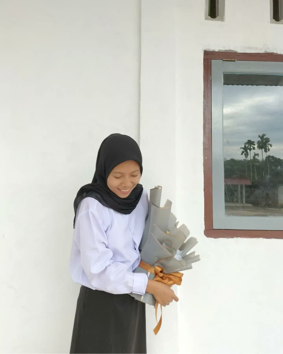 CharlesGeras's tweet photo. Thank you, God, my family, friends, lecturer, bias, and idols, for everything. Bismillah, just a little more until I finish. Let’s meet in 2027! https://t.co/t9xKJsWE4u