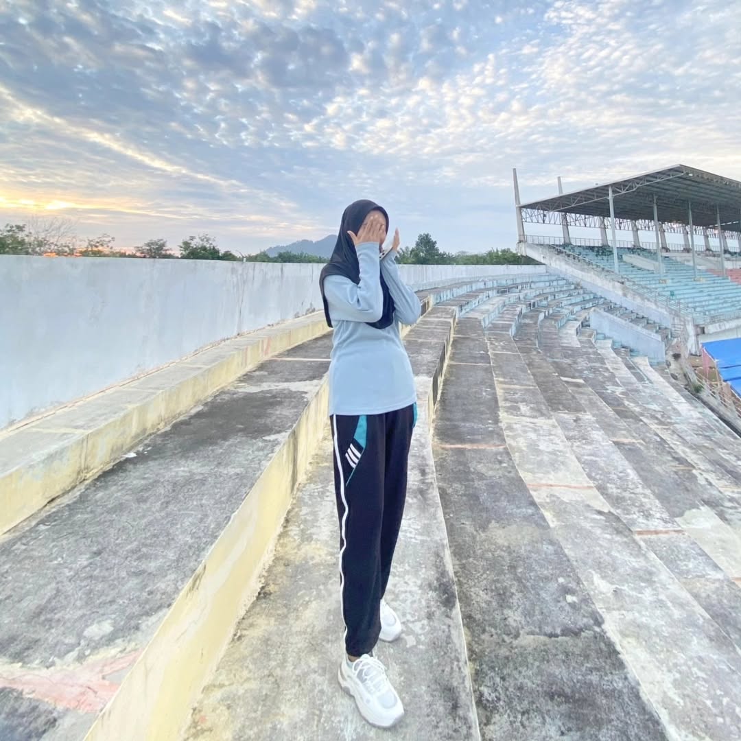 CharlesGeras's tweet photo. Jogging beneath a baby-blue sky. https://t.co/onvCclWCHm