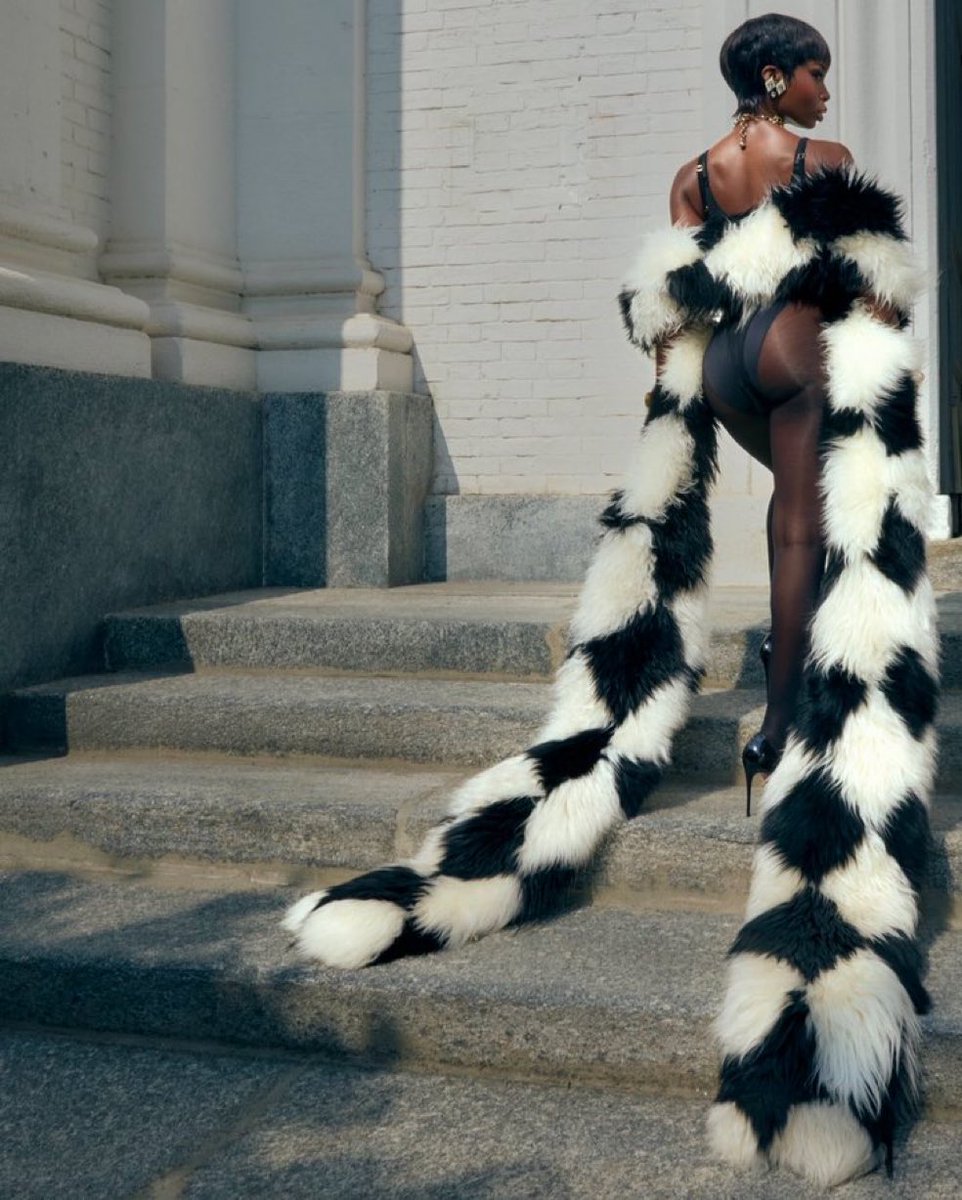 princess255226's tweet photo. And when Olandria recreates this picture but next time it’s the stairs of the ***, then what?

OLANDRIA STUNS FOR BLUMARINE #OlandriaxBlumarineSS27  #BlumarineSS27 https://t.co/0L53r5NElh