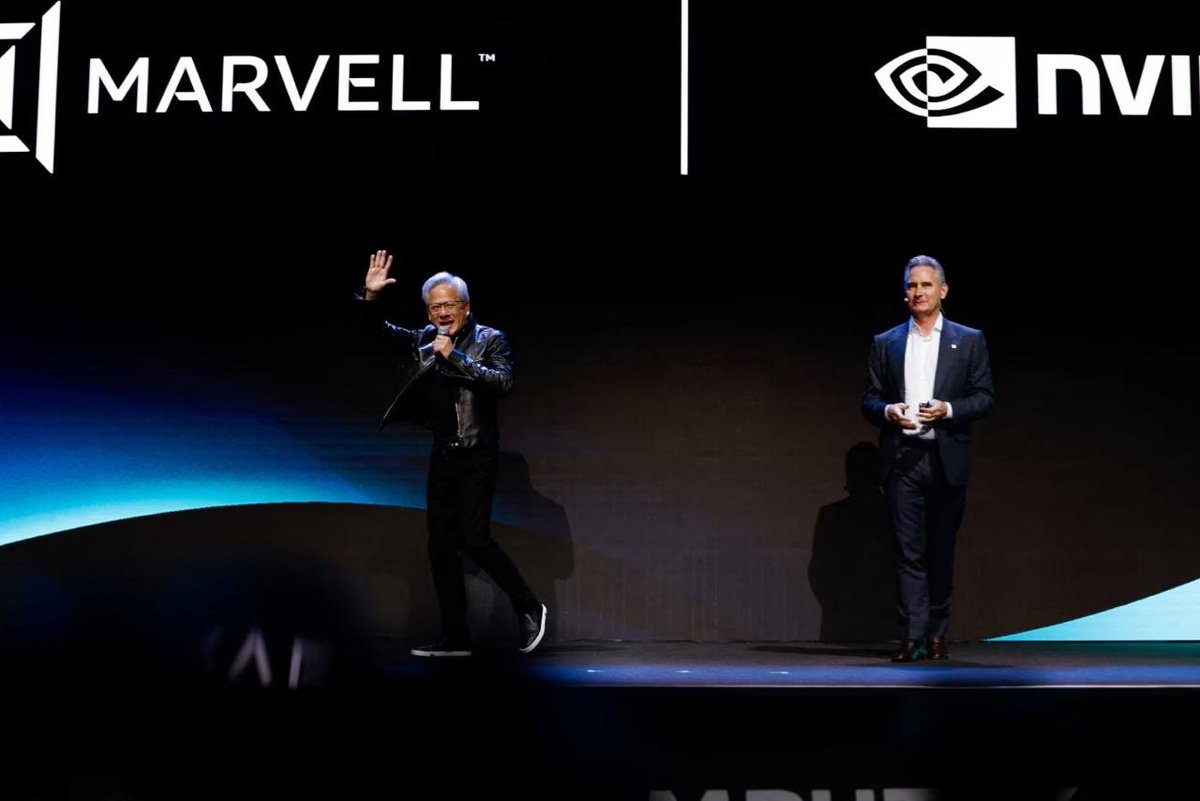 realACollins's tweet photo. $MRVL’ye baktıkça Jensen Huang’ın bu şirkete yaklaşımının diğerlerinden biraz farklı olduğunu daha fazla hissediyorum.

Mart ayının sonunda $NVDA, dönüştürülebilir imtiyazlı hisseler aracılığıyla Marvell’e 2 milyar dolar yatırım yaptı ve şirketi NVLink Fusion ekosistemine daha derinden dahil etti. Marvell özel XPU’lar ve scale-up ağ çözümleri sağlayacak; iki şirket ayrıca silikon fotonik alanında iş birliği yapacak.

Zaman çizelgesini geriye doğru uzattığımızda tablo daha da ilginç hale geliyor. NVIDIA, Ekim 2025’ten bu yana Nokia’ya 1 milyar dolar, Lumentum ve Coherent’a ayrı ayrı 2 milyar dolar, Marvell’e ise 2 milyar dolar ayırdı. Corning ile yaklaşık 3,2 milyar dolara ulaşabilecek ticari bir anlaşma yaptı ve Ayar Labs’in finansman turuna da katıldı.

NVIDIA’nın yaptığı şey, #AI altyapısının bir sonraki aşaması için bağlantı katmanını güvence altına almak gibi görünüyor. Lazerler, optik bileşenler, fiber, CPO, özel silikon ve scale-up ağ teknolojilerinin önemi giderek artıyor.

En güçlü kamuoyu desteği ise Marvell’e geldi. Jensen Huang şirketi “bir sonraki trilyon dolarlık şirket” olarak tanımladı ve hisse o gün %25’in üzerinde yükseldi.

Ardından Marvell zirveden %40’tan fazla geriledi. Bu tablo önemli bir şeyi gösteriyor: NVIDIA’nın desteği bir şirketin sektördeki konumunu doğrulayabilir, ancak değerleme ve piyasa döngüsü risklerini ortadan kaldıramaz.

Bundan sonra asıl önemli olan, Marvell’in bu desteği özel AI çipleri, optik bağlantılar ve scale-up ağ çözümlerinde gerçek gelire dönüştürüp dönüştüremeyeceği. Bu, trilyon dolarlık tahminlerden çok daha belirleyici olacak.