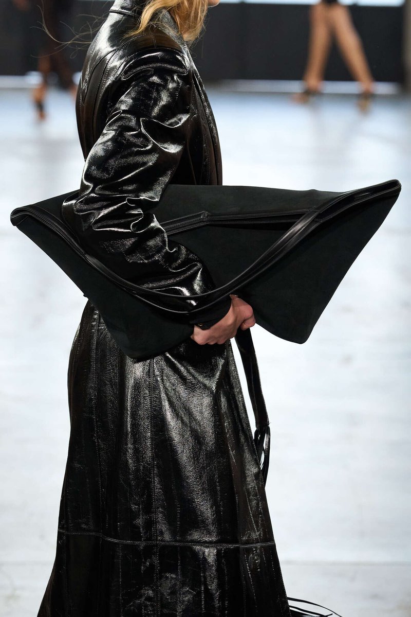 kendam_com's tweet photo. Some of the bags introduced at Elisabetta Franchi SS27 show in Milano https://t.co/89G0J68Mmf
- - -
#ElisabettaFranchi #SS27bags #Runway #FashionWeek #Kendam https://t.co/QZLm9LhWDV