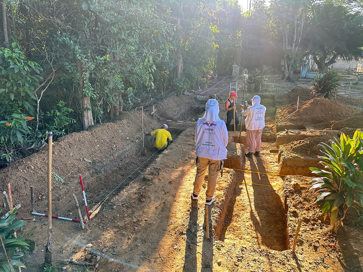 UBPDcolombia's tweet photo. 📍Seguimos buscando respuestas en La Gabarra, Tibú. 

Llevamos a cabo una nueva intervención humanitaria en el cementerio de este corregimiento en Norte de Santander. Gracias a esta labor, logramos la recuperación de los cuerpos de 10 personas dadas por desaparecidas a causa del conflicto armado entre los años 1998 y 2003.

✋🏽La búsqueda no se detiene. Cada acción en el territorio es un paso hacia la verdad, la reparación y la sanación que nuestro país necesita.

ℹ️Si tienes información que pueda ayudarnos a encontrar a una persona desaparecida en el Catatumbo, comunícate con nosotros de manera estrictamente confidencial y extrajudicial:📱316 280 1955.