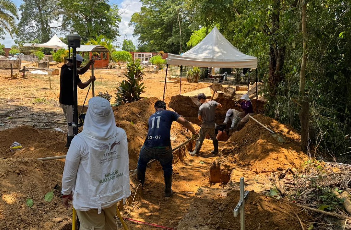 UBPDcolombia's tweet photo. 📍Seguimos buscando respuestas en La Gabarra, Tibú. 

Llevamos a cabo una nueva intervención humanitaria en el cementerio de este corregimiento en Norte de Santander. Gracias a esta labor, logramos la recuperación de los cuerpos de 10 personas dadas por desaparecidas a causa del conflicto armado entre los años 1998 y 2003.

✋🏽La búsqueda no se detiene. Cada acción en el territorio es un paso hacia la verdad, la reparación y la sanación que nuestro país necesita.

ℹ️Si tienes información que pueda ayudarnos a encontrar a una persona desaparecida en el Catatumbo, comunícate con nosotros de manera estrictamente confidencial y extrajudicial:📱316 280 1955.