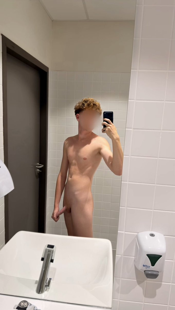 nathan_hotnude's tweet photo. Qui me rejoint au toilette du lycée 😋 https://t.co/EEGGMGqDoL