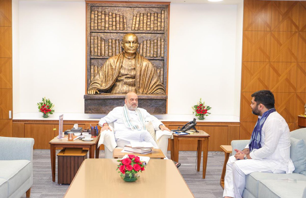 AvinashGurukul's tweet photo. आदरणीय गृह मंत्री श्री @AmitShah जी से आज मिलने का सौभाग्य मिला । 
उनको महाबोधि गया का पीपल पत्र भेंट किया । जल संरक्षण    अभियान चलाने के दौरान बच्चों को  एक लाख पुस्तकों का वितरण किया गया , जिसकी  Documented  Book गृह  मंत्री जी को दी  ।

मार्गदर्शन के लिए बहुत  बहुत  आभार ! https://t.co/wv4uTVLTz9
