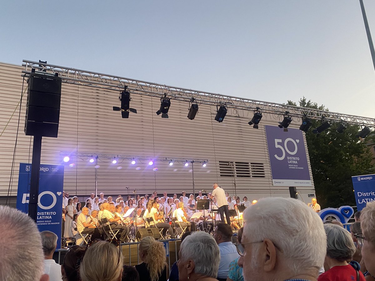 AFADE19's tweet photo. Porque la vida es música y disfrutarla es sentir emoción y vida. En un lugar especial plaza de aluche celebrando los 50 años del distrito latina !! Organizado por la @JMDLatina 
Aluche te quiero !! https://t.co/nXdQ3wR5iI