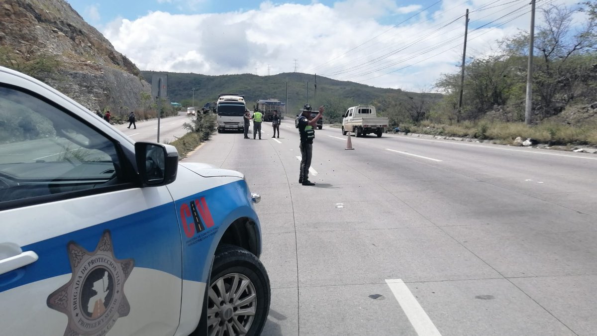 Brigadas de PROVIAL del @CIV_Guatemala atienden un hecho de tránsito en el km. 65.4 de la ruta al Atlántico CA-9 Norte (Guastatoya, El Progreso). Obstruye ca…