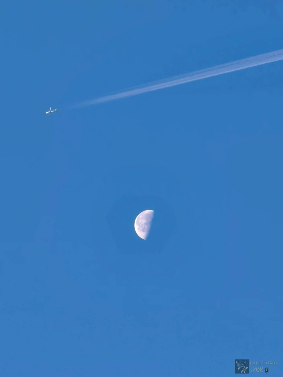 MargotCaldmc's tweet photo. Above the clouds, beneath the moon. Follow @im__ahm https://t.co/6rQUprtvSo