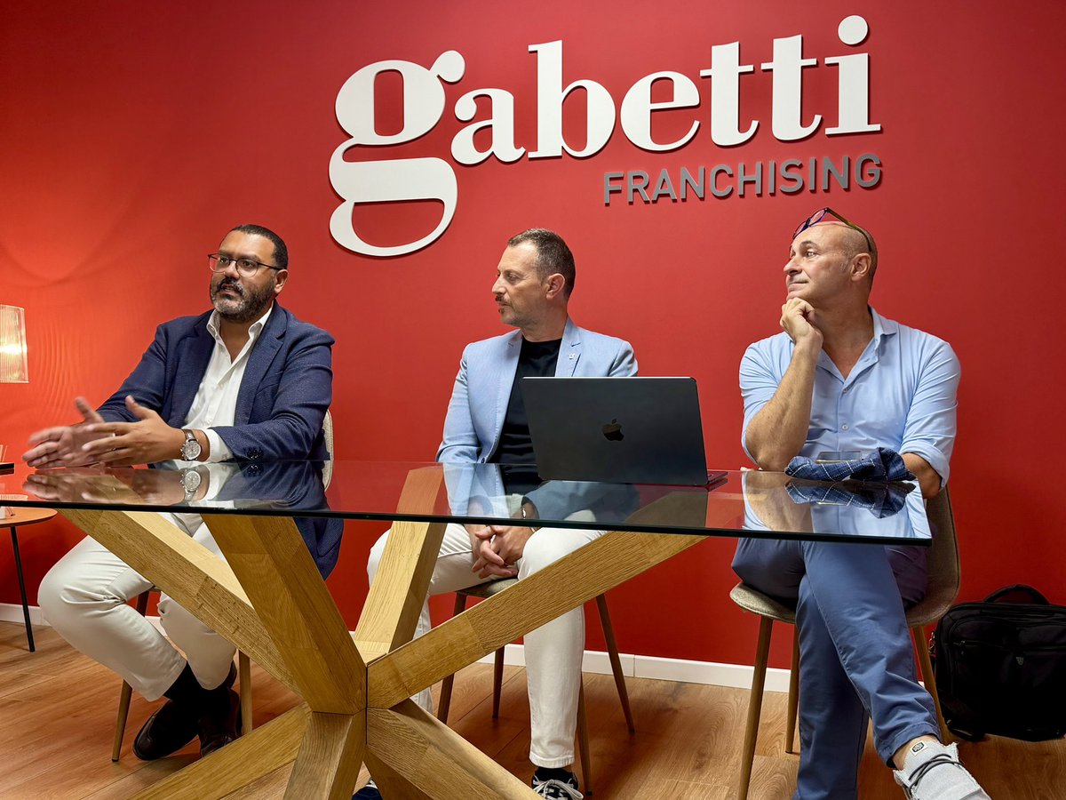 MarioChiavola's tweet photo. 🏘️ Ragusa, il Centro Storico torna al centro.

Oggi nella nostra Agenzia Gabetti Ragusa abbiamo dedicato un pomeriggio al Bando Centro Storico Ragusa 2026, insieme all’Arch. Raffaele Cascone e all’Assessore al Centro Storico del Comune di Ragusa Giovanni Gurrieri.

Un incontro molto partecipato, seguito con interesse e soprattutto con tante domande, curiosità e voglia di capire concretamente quali opportunità si aprono per chi possiede, vuole recuperare o intende acquistare un immobile nel nostro Centro Storico. 🏠✨

🙏 Ringraziamo l’Arch. Cascone per l’approfondimento tecnico e l’Assessore Gurrieri per la disponibilità al confronto e per averci anticipato nuove e interessanti misure dedicate al Centro Storico, delle quali avremo modo di parlare e che comunicheremo non appena saranno definite.

Un grazie anche ai tecnici, agli agenti immobiliari, ai proprietari e a tutti coloro che hanno scelto di partecipare e confrontarsi con noi. 🤝

Crediamo che un’agenzia immobiliare oggi debba essere qualcosa di più di un luogo dove si vendono case. Deve conoscere il territorio, ascoltare le esigenze dei cittadini, mettere in relazione proprietari e acquirenti e contribuire a trasformare opportunità e strumenti concreti in nuovi progetti abitativi. 🏘️

Perché far tornare a vivere il Centro Storico significa anche riuscire a far incontrare chi possiede una casa e vuole darle un nuovo futuro con chi sta cercando un luogo in cui costruire il proprio. ❤️

Ed è esattamente lì che vogliamo esserci.

🔴 Persone, case, territorio.

#GabettiRagusa #VendereCasaRagusa #Ragusa #CentroStoricoRagusa #BandoCentroStorico #ImmobiliareRagusa #RagusaIbla