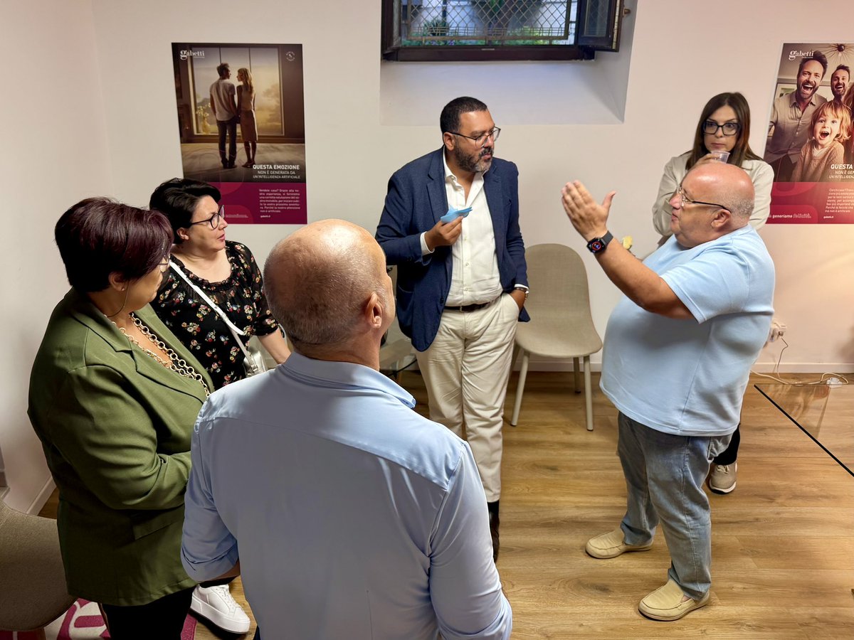 MarioChiavola's tweet photo. 🏘️ Ragusa, il Centro Storico torna al centro.

Oggi nella nostra Agenzia Gabetti Ragusa abbiamo dedicato un pomeriggio al Bando Centro Storico Ragusa 2026, insieme all’Arch. Raffaele Cascone e all’Assessore al Centro Storico del Comune di Ragusa Giovanni Gurrieri.

Un incontro molto partecipato, seguito con interesse e soprattutto con tante domande, curiosità e voglia di capire concretamente quali opportunità si aprono per chi possiede, vuole recuperare o intende acquistare un immobile nel nostro Centro Storico. 🏠✨

🙏 Ringraziamo l’Arch. Cascone per l’approfondimento tecnico e l’Assessore Gurrieri per la disponibilità al confronto e per averci anticipato nuove e interessanti misure dedicate al Centro Storico, delle quali avremo modo di parlare e che comunicheremo non appena saranno definite.

Un grazie anche ai tecnici, agli agenti immobiliari, ai proprietari e a tutti coloro che hanno scelto di partecipare e confrontarsi con noi. 🤝

Crediamo che un’agenzia immobiliare oggi debba essere qualcosa di più di un luogo dove si vendono case. Deve conoscere il territorio, ascoltare le esigenze dei cittadini, mettere in relazione proprietari e acquirenti e contribuire a trasformare opportunità e strumenti concreti in nuovi progetti abitativi. 🏘️

Perché far tornare a vivere il Centro Storico significa anche riuscire a far incontrare chi possiede una casa e vuole darle un nuovo futuro con chi sta cercando un luogo in cui costruire il proprio. ❤️

Ed è esattamente lì che vogliamo esserci.

🔴 Persone, case, territorio.

#GabettiRagusa #VendereCasaRagusa #Ragusa #CentroStoricoRagusa #BandoCentroStorico #ImmobiliareRagusa #RagusaIbla
