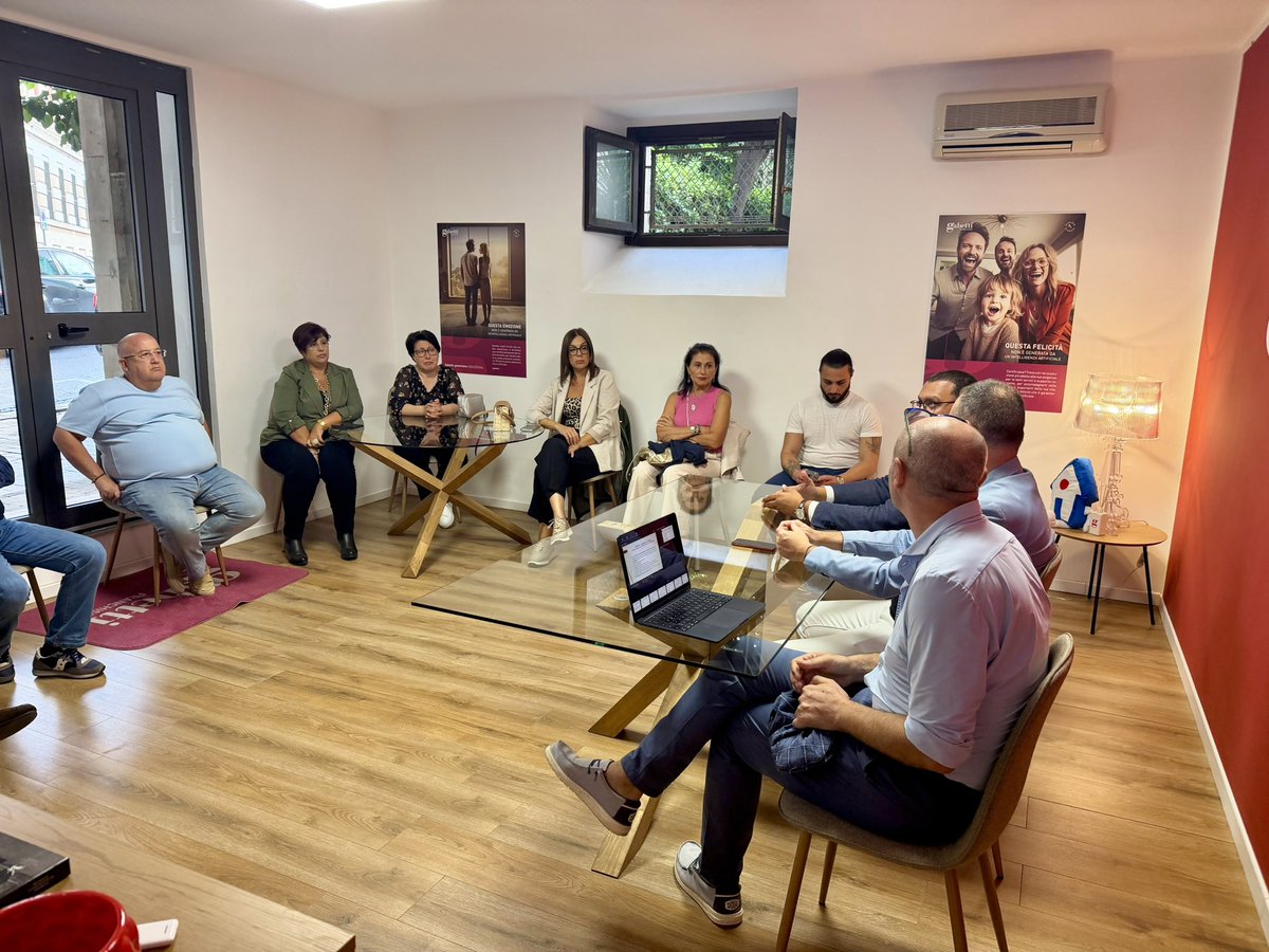 MarioChiavola's tweet photo. 🏘️ Ragusa, il Centro Storico torna al centro.

Oggi nella nostra Agenzia Gabetti Ragusa abbiamo dedicato un pomeriggio al Bando Centro Storico Ragusa 2026, insieme all’Arch. Raffaele Cascone e all’Assessore al Centro Storico del Comune di Ragusa Giovanni Gurrieri.

Un incontro molto partecipato, seguito con interesse e soprattutto con tante domande, curiosità e voglia di capire concretamente quali opportunità si aprono per chi possiede, vuole recuperare o intende acquistare un immobile nel nostro Centro Storico. 🏠✨

🙏 Ringraziamo l’Arch. Cascone per l’approfondimento tecnico e l’Assessore Gurrieri per la disponibilità al confronto e per averci anticipato nuove e interessanti misure dedicate al Centro Storico, delle quali avremo modo di parlare e che comunicheremo non appena saranno definite.

Un grazie anche ai tecnici, agli agenti immobiliari, ai proprietari e a tutti coloro che hanno scelto di partecipare e confrontarsi con noi. 🤝

Crediamo che un’agenzia immobiliare oggi debba essere qualcosa di più di un luogo dove si vendono case. Deve conoscere il territorio, ascoltare le esigenze dei cittadini, mettere in relazione proprietari e acquirenti e contribuire a trasformare opportunità e strumenti concreti in nuovi progetti abitativi. 🏘️

Perché far tornare a vivere il Centro Storico significa anche riuscire a far incontrare chi possiede una casa e vuole darle un nuovo futuro con chi sta cercando un luogo in cui costruire il proprio. ❤️

Ed è esattamente lì che vogliamo esserci.

🔴 Persone, case, territorio.

#GabettiRagusa #VendereCasaRagusa #Ragusa #CentroStoricoRagusa #BandoCentroStorico #ImmobiliareRagusa #RagusaIbla