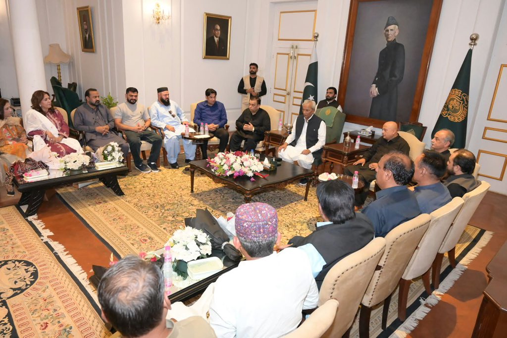 imransaeekhan's tweet photo. کراچی
جنرل سیکرٹری لندن مسلم لیگ (ن) عمران سعید کی سربراہی میں گورنر ہاؤس میں مسلم لیگ (ن) کے کارکنان کی گورنر سندھ سید نیہال ہاشمی صاحب سے ملاقات
گورنر سندھ سید نیہال ہاشمی صاحب نے عمران سعید کا اور تمام کارکنان کاشکریہ ادا کیا اور ان کو گورنر ہاؤس میں خوش آمدید کہا
گورنر سندھ سید نیہال ہاشمی صاحب نے تمام کارکنان سے گفتگو کی ان کے مسائل کو سنا اور مسائل حل کرنے کی یقین دہانی کروائی