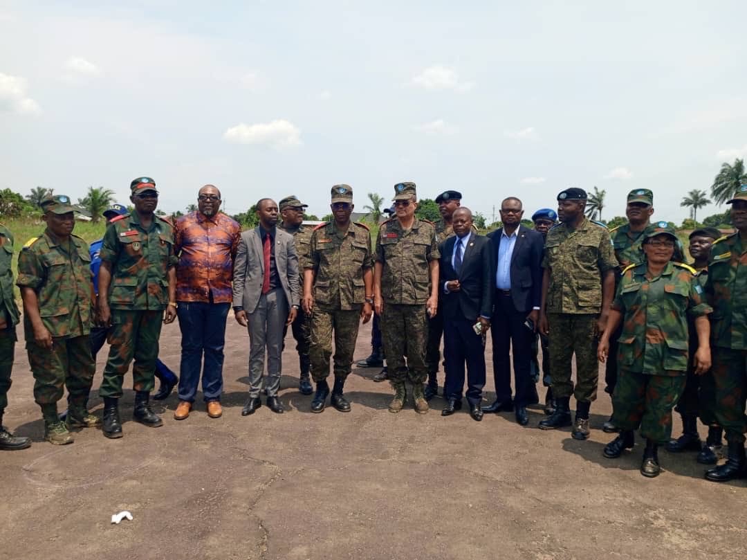 Bwindjaaaaaaaaa's tweet photo. #Crash_aérien_de_Kikwit : Incohérences administratives et questions sans réponses après une tragédie militaire

L’émotion est vive et l’incompréhension grandit au sein de l’opinion publique après le crash d’un aéronef survenu à proximité de #Kikwit, faisant plusieurs victimes au sein d’une délégation officielle. 

Au-delà de la tragédie humaine, un élément administratif suscite de vives interrogations et suscite une vive controverse. 

Selon un document officiel émanant du Ministère de la Défense Nationale et des Anciens Combattants (Ordre de Mission N° VPM/MDNAC/CAB/740/2026), signé le 19 août 2026 par le Vice-Premier Ministre #Guy_KabomboMuadiamvita, la mission conduite par le Lieutenant-Général Mutombo Katalay Tiende Joseph à destination de Kikwit devait s’effectuer exclusivement par voie terrestre, la mention « Véhicule » figurant explicitement sous la rubrique « Moyen(s) de transport ».

Cette divergence majeure entre l'ordre de mission officiel et les conditions réelles du déplacement soulève des questions fondamentales :

  Pourquoi la délégation a-t-elle embarqué à bord d'un aéronef alors que l'autorisation administrative prévoyait un déplacement par véhicule ?

 Qui a autorisé la modification du mode de transport en cours de route ou avant le départ ?

 L'appareil utilisé répondait-il aux normes de sécurité et de maintenance requises pour ce type de vol ?

Face à ces zones d'ombre, des explications claires et transparentes du gouvernement congolais et des autorités militaires sont vivement attendues pour faire toute la lumière sur les circonstances exactes de ce drame et établir les responsabilités. AAB