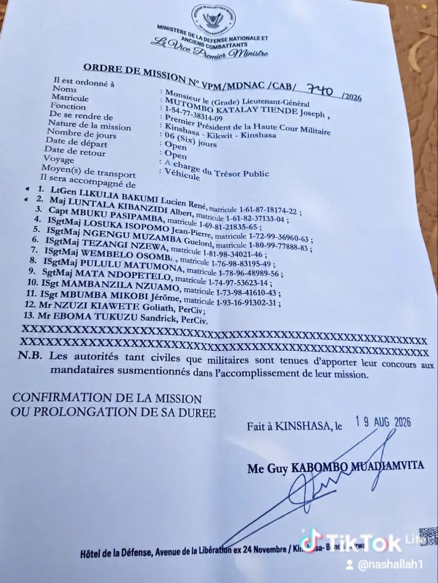 Bwindjaaaaaaaaa's tweet photo. #Crash_aérien_de_Kikwit : Incohérences administratives et questions sans réponses après une tragédie militaire

L’émotion est vive et l’incompréhension grandit au sein de l’opinion publique après le crash d’un aéronef survenu à proximité de #Kikwit, faisant plusieurs victimes au sein d’une délégation officielle. 

Au-delà de la tragédie humaine, un élément administratif suscite de vives interrogations et suscite une vive controverse. 

Selon un document officiel émanant du Ministère de la Défense Nationale et des Anciens Combattants (Ordre de Mission N° VPM/MDNAC/CAB/740/2026), signé le 19 août 2026 par le Vice-Premier Ministre #Guy_KabomboMuadiamvita, la mission conduite par le Lieutenant-Général Mutombo Katalay Tiende Joseph à destination de Kikwit devait s’effectuer exclusivement par voie terrestre, la mention « Véhicule » figurant explicitement sous la rubrique « Moyen(s) de transport ».

Cette divergence majeure entre l'ordre de mission officiel et les conditions réelles du déplacement soulève des questions fondamentales :

  Pourquoi la délégation a-t-elle embarqué à bord d'un aéronef alors que l'autorisation administrative prévoyait un déplacement par véhicule ?

 Qui a autorisé la modification du mode de transport en cours de route ou avant le départ ?

 L'appareil utilisé répondait-il aux normes de sécurité et de maintenance requises pour ce type de vol ?

Face à ces zones d'ombre, des explications claires et transparentes du gouvernement congolais et des autorités militaires sont vivement attendues pour faire toute la lumière sur les circonstances exactes de ce drame et établir les responsabilités. AAB