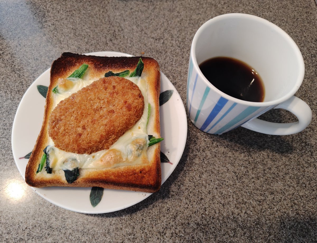 RyuTny's tweet photo. こんばんは～🙋

今日の在宅ワークランチは
✅️チーズコロッケトースト🧀🧆🍞☕️
ちょっと焼き過ぎて焦げた😅

夜は会社の同僚達と華金らしく
✅️海鮮焼き🦪🦐🐟️で飲み〜🍻

帰ってきてシャワーしたら
眠てしまって
ポストが今🕒️💦💦

おやすみなさ〜い🛌 https://t.co/6iSnmlBv7q