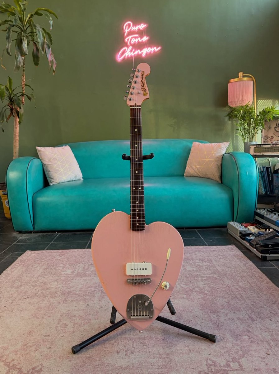 infolivies's tweet photo. Detalhes da nova guitarra rosa de Olivia Rodrigo para a The Unraveled Tour. 🩷 https://t.co/8UZvguFwTY