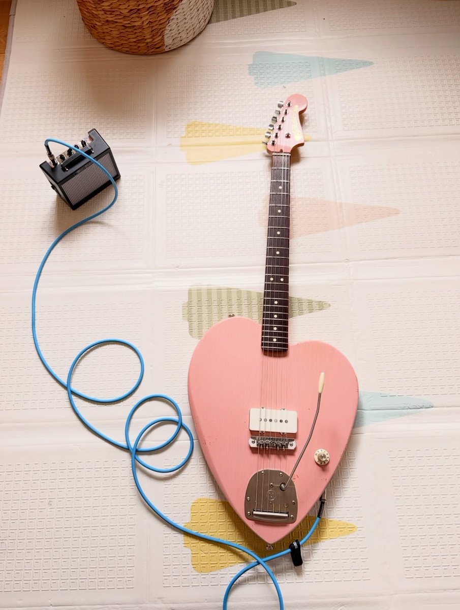 infolivies's tweet photo. Detalhes da nova guitarra rosa de Olivia Rodrigo para a The Unraveled Tour. 🩷 https://t.co/8UZvguFwTY