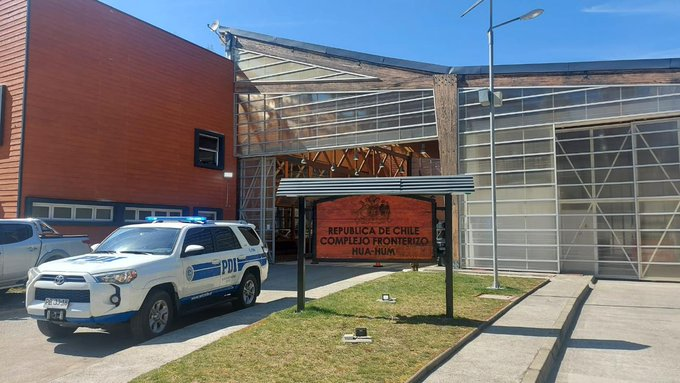PDI_LosRios's tweet photo. Detectives del Departamento de Migraciones y Policía Internacional #Valdivia realizan el control migratorio de quienes ingresan y salen de nuestro país vía marítima y terrestre en la región de #LosRios 🕵️‍♀️🕵️‍♂️
#Valdiviacl #ElRanco #MigracionesPDI https://t.co/KKBKQ23yD5