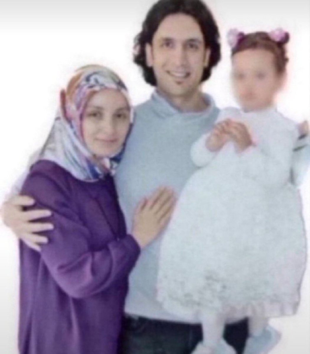 TutsakBebekler's tweet photo. Saime’nin çocukluğu cezaevi duvarları arasında başladı.
18 aylıkken annesiyle Sincan Cezaevi’ne girdi; 6 yaşına kadar orada büyüdü. Okul çağı geldiğinde ise annesi Yasemin ve babası Kasım Melizci cezaevinde kaldı, Saime tek başına dışarı çıktı.
Bir çocuğun bebekliği cezaevinde, çocukluğu anne-baba hasretiyle geçmemeli! Saime ailesine derhâl kavuşsun.

TanerDoganı Duyun 
@emreaydin