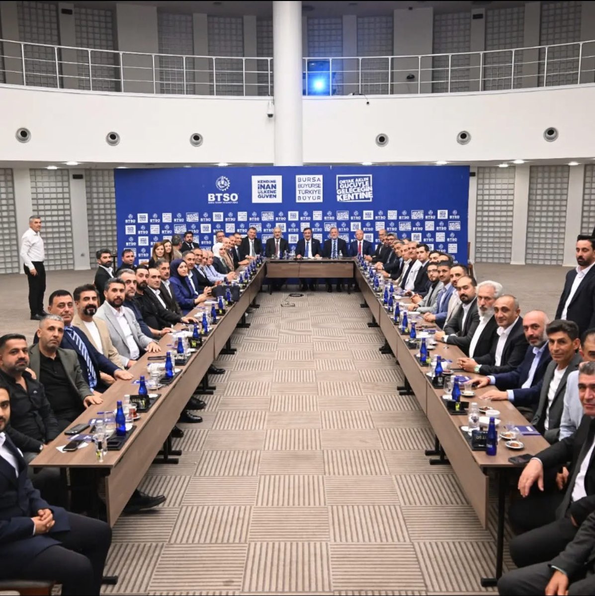 ARSerhilal's tweet photo. Cumhurbaşkanı Yardımcımız Sayın Cevdet Yılmaz'ın Bursa ziyareti kapsamında düzenlenen hemşehri dayanışma programına katılım sağladık.

Engin siyaset ve devlet tecrübesiyle bizleri bir araya getiren Sayın Cumhurbaşkanı Yardımcımız ile buluşmaktan mutluluk duyduk. 
@_cevdetyilmaz https://t.co/K8XNtMfUqo