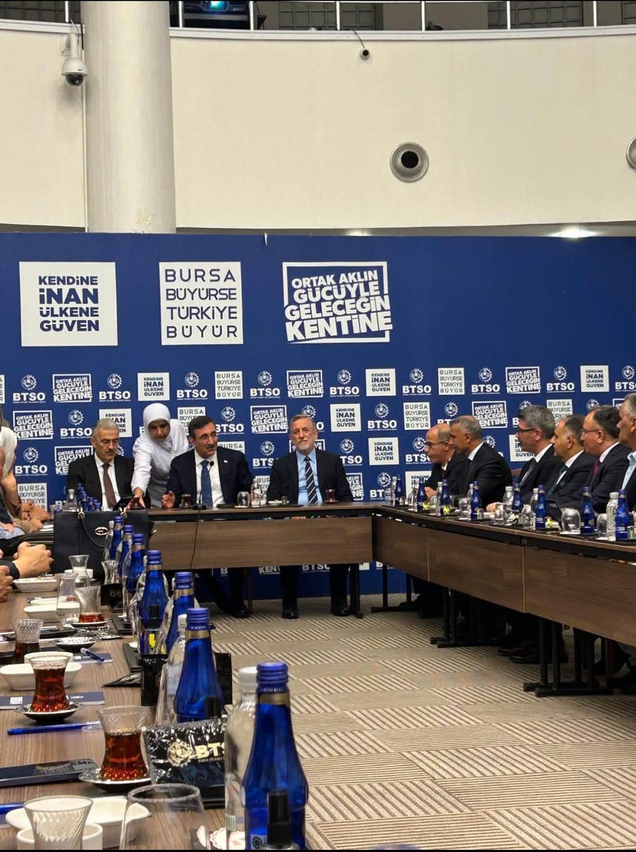 ARSerhilal's tweet photo. Cumhurbaşkanı Yardımcımız Sayın Cevdet Yılmaz'ın Bursa ziyareti kapsamında düzenlenen hemşehri dayanışma programına katılım sağladık.

Engin siyaset ve devlet tecrübesiyle bizleri bir araya getiren Sayın Cumhurbaşkanı Yardımcımız ile buluşmaktan mutluluk duyduk. 
@_cevdetyilmaz https://t.co/K8XNtMfUqo