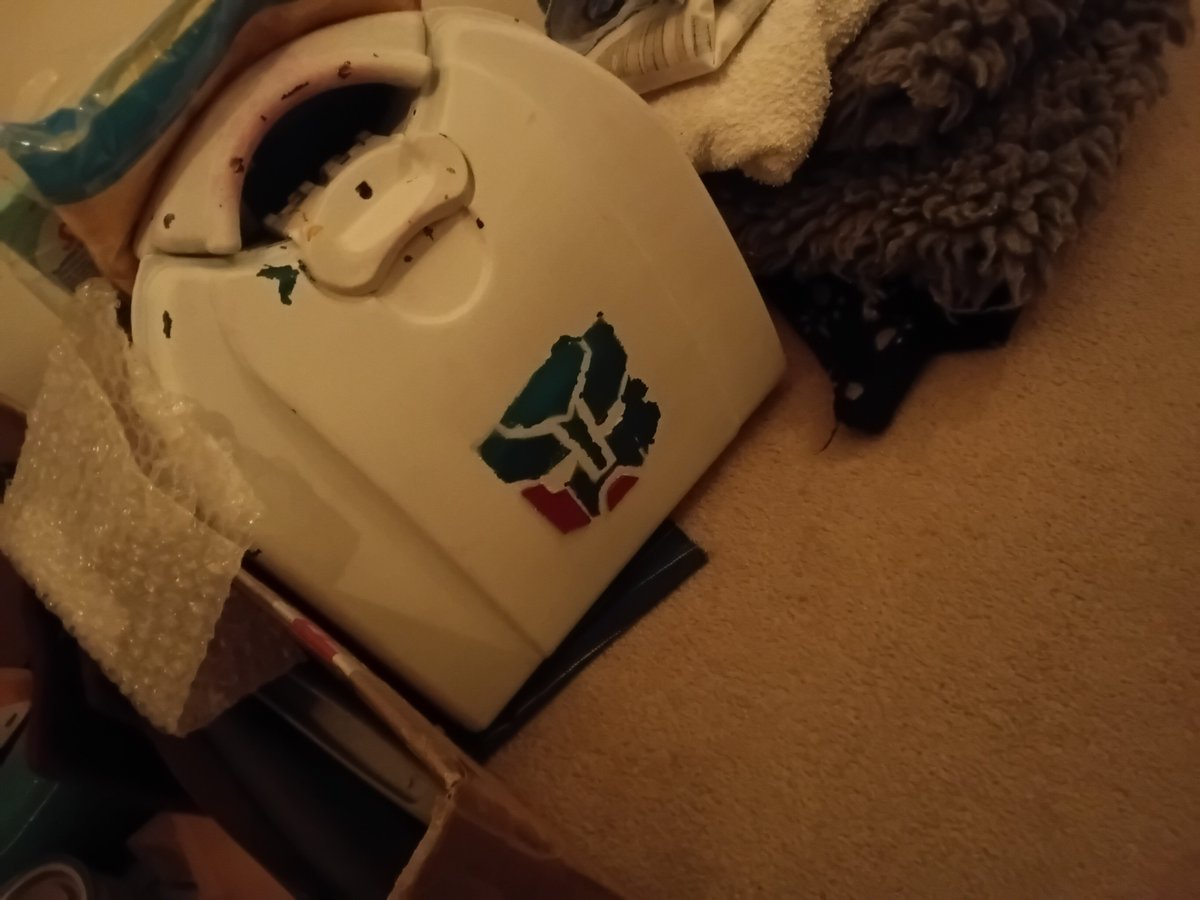 GorbzVT's tweet photo. It is the first aid kit I got and painted for a cosplay!! https://t.co/yAxGvoM4rF