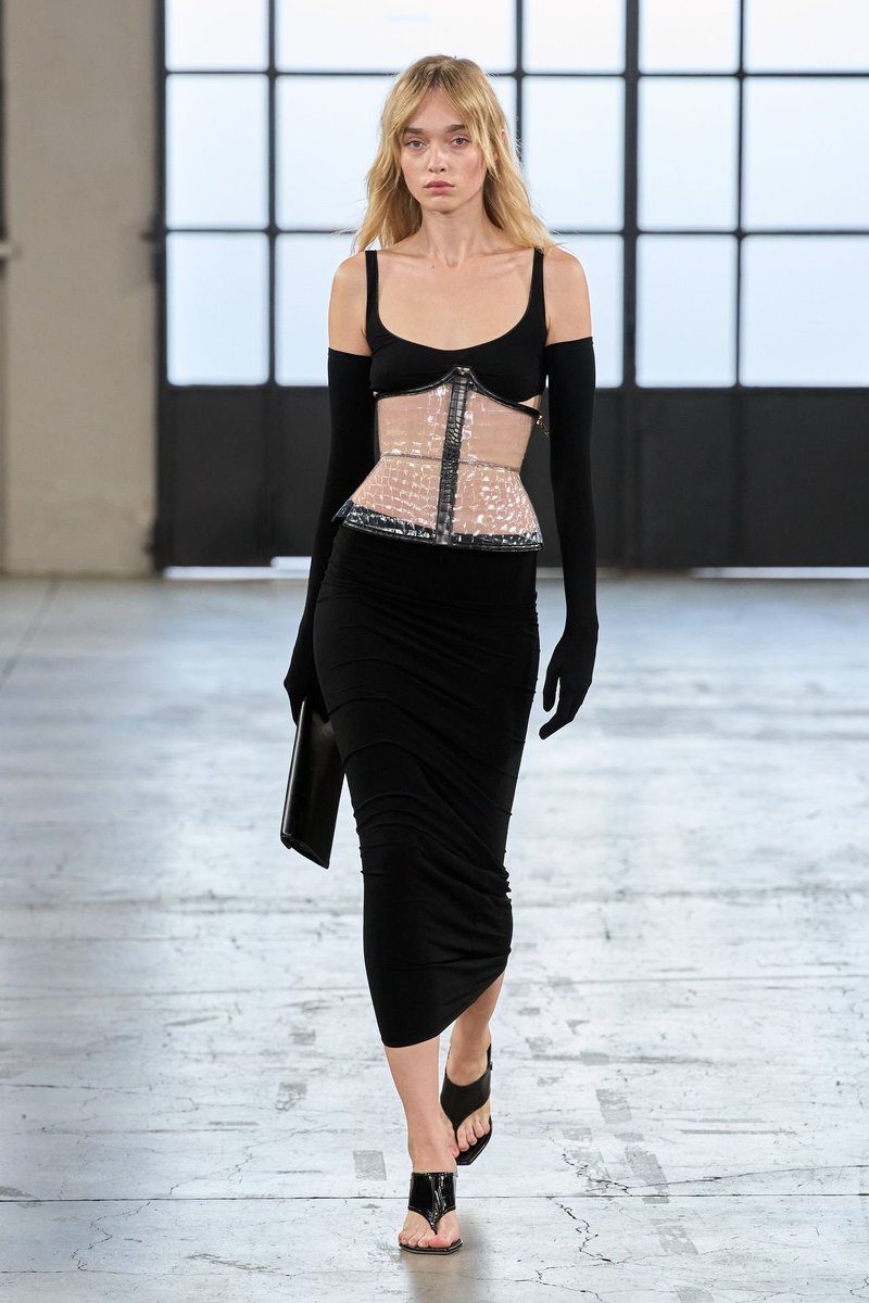 LaModeUnknown's tweet photo. The CORSETS at ✨️Elisabetta Franchi✨️ Spring/Summer 2027.🪡

PS: love love love https://t.co/uoOvTXvVpS