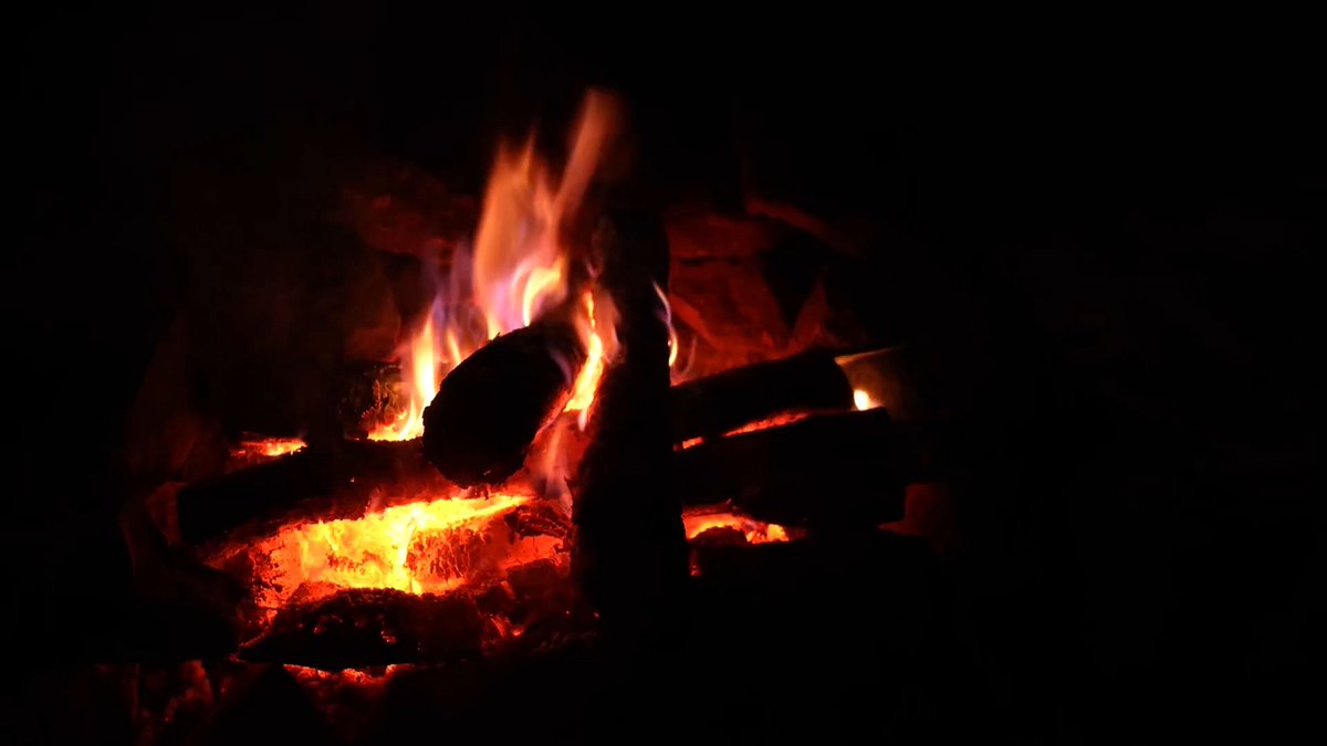AnneRutherveb's tweet photo. Nothing beats waking up to birdsong, sipping warm coffee beside a crackling fire, and stargazing with no city lights around. Perfect weekend reset under the open sky https://t.co/3rDyZCOJ8h