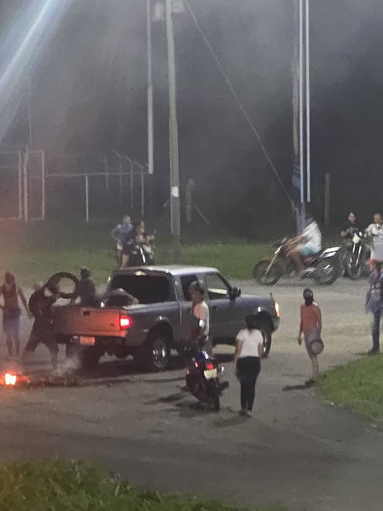SonPolemicas's tweet photo. "Protestas espontáneas" ? 
Una camioneta llega a la Guarimba donde protestan los "angelitos" y les entrega los cauchos y la gasolina para incendiar la calle.
Vandalismo puro.
Pero cuando caen presos dicen que son "presos políticos". https://t.co/cSXIoQyrYa