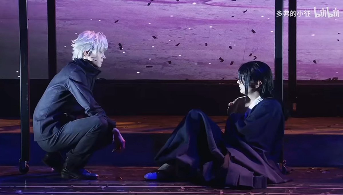 so4moe's tweet photo. jjk0 stage play did suguru’s death scene so well god satoru looks devastated https://t.co/1lQ97njhgU