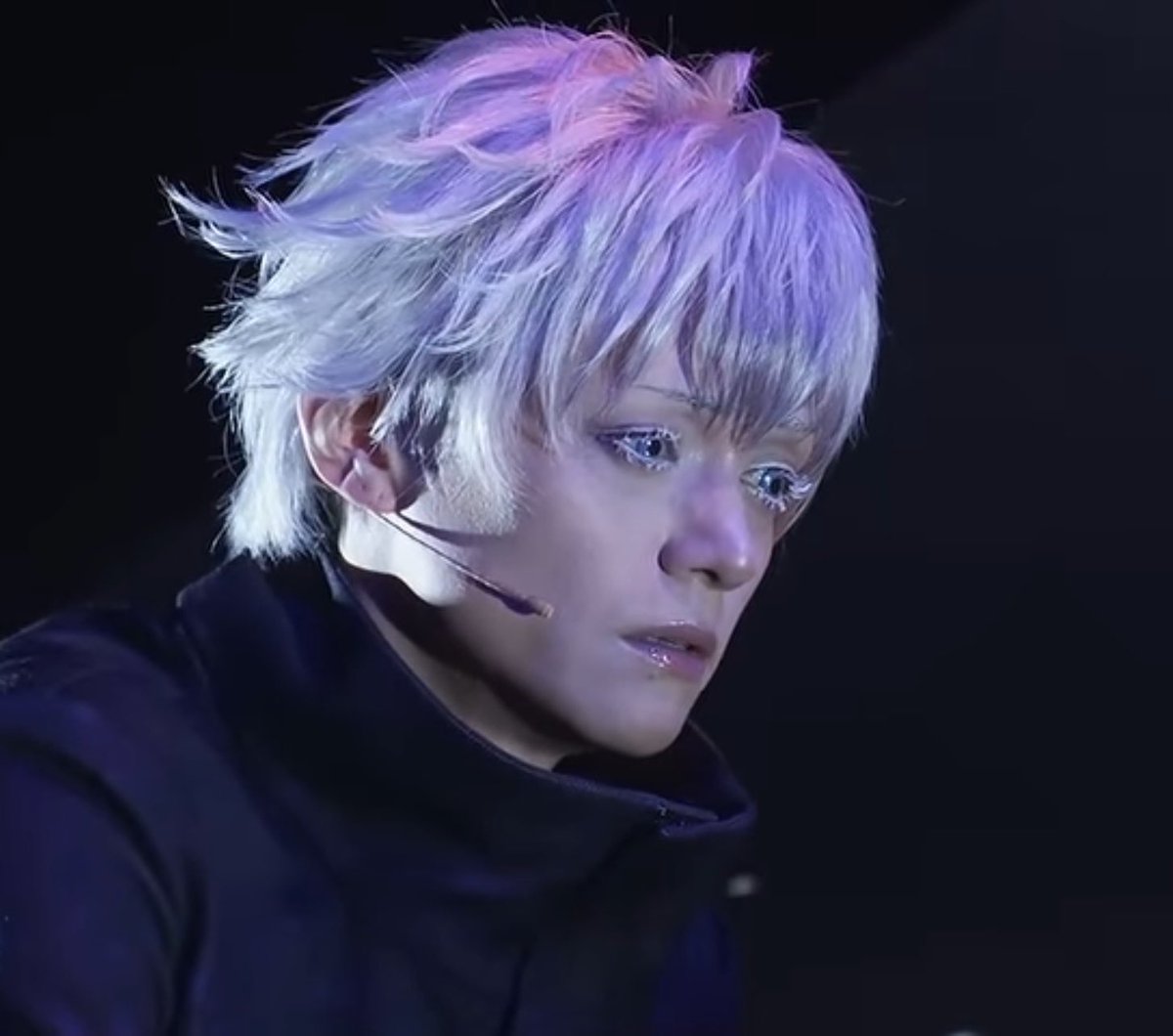 so4moe's tweet photo. jjk0 stage play did suguru’s death scene so well god satoru looks devastated https://t.co/1lQ97njhgU