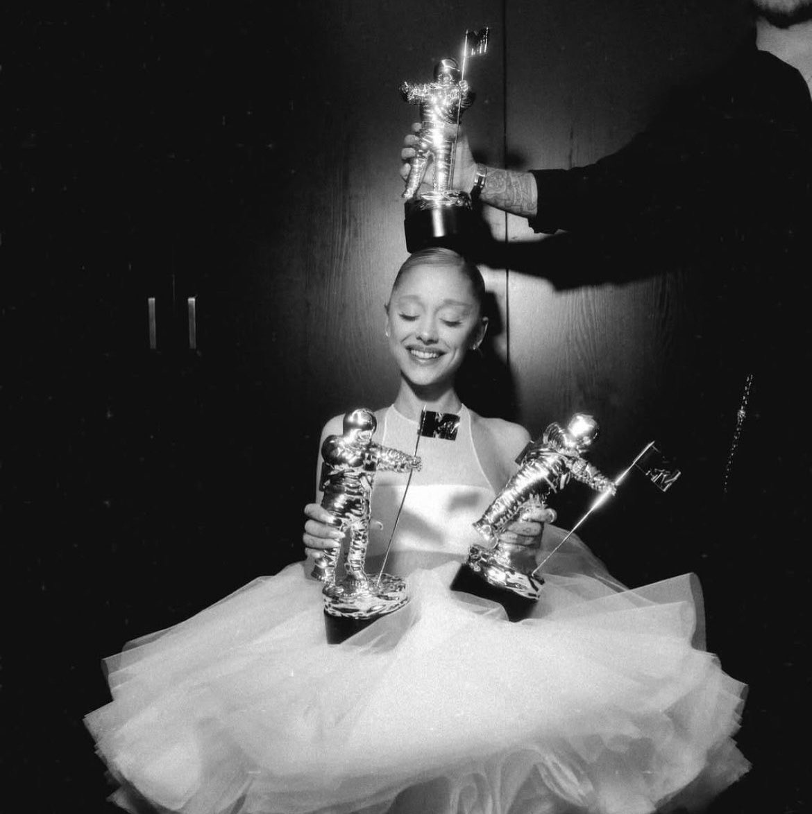 truestoryarix's tweet photo. Ariana Grande is less than under 3,000 votes away from winning Artist of the Year at this year’s #VMAs

Go vote now (votes are doubled): https://t.co/MyCxNFqZg3 https://t.co/QlyjmGoY2Q