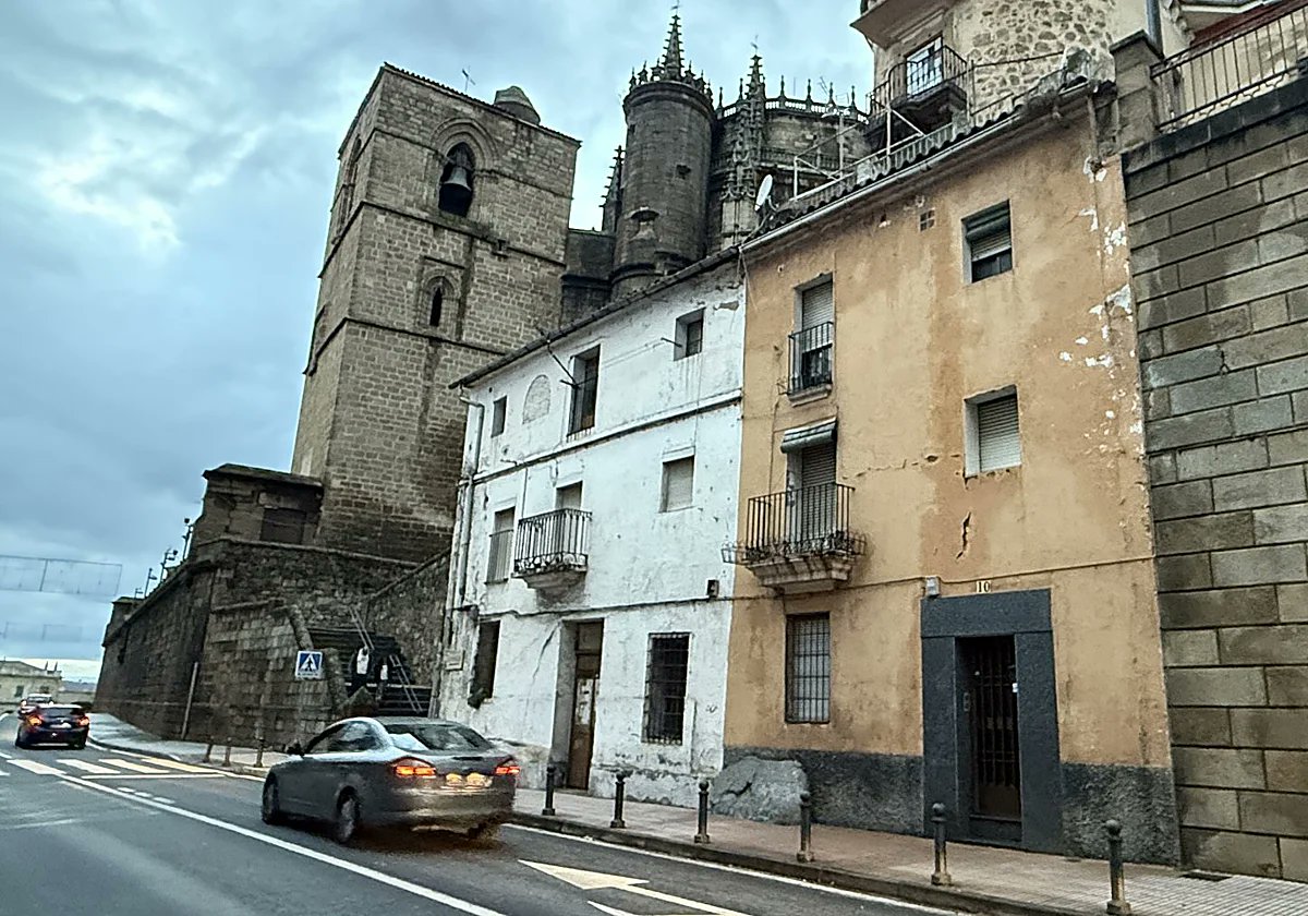 RT0954516091's tweet photo. @NovasArq @EPExtremadura "En vez de hacer un lavado de cara a dos casas adosadas tradicionales MUY DECENTES, derribémoslas para que se vea un poco más la muralla". El equivalente en el siglo XXI a cuando en catedrales se eliminaban caprichosamente capillas posteriores a la construcción original. https://t.co/zrmxLoLnFd
