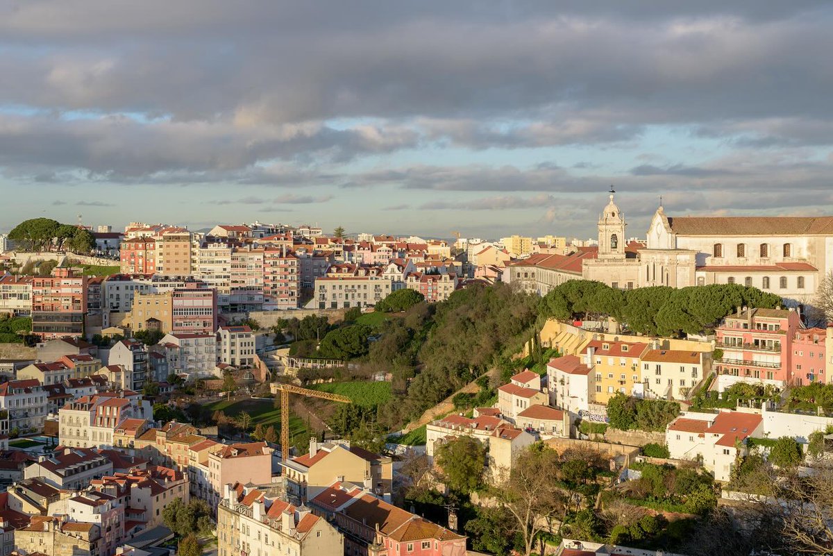 MickieBert062e's tweet photo. Lissabon blijft een van mijn drie favoriete steden in Europa. Dankzij de hoogteverschillen vind je overal prachtige uitzichtpunten. Dit is er één van. Nikon D750, 50mm, f/8, 1/320 s, ISO 100 https://t.co/KKc6mmHI0V