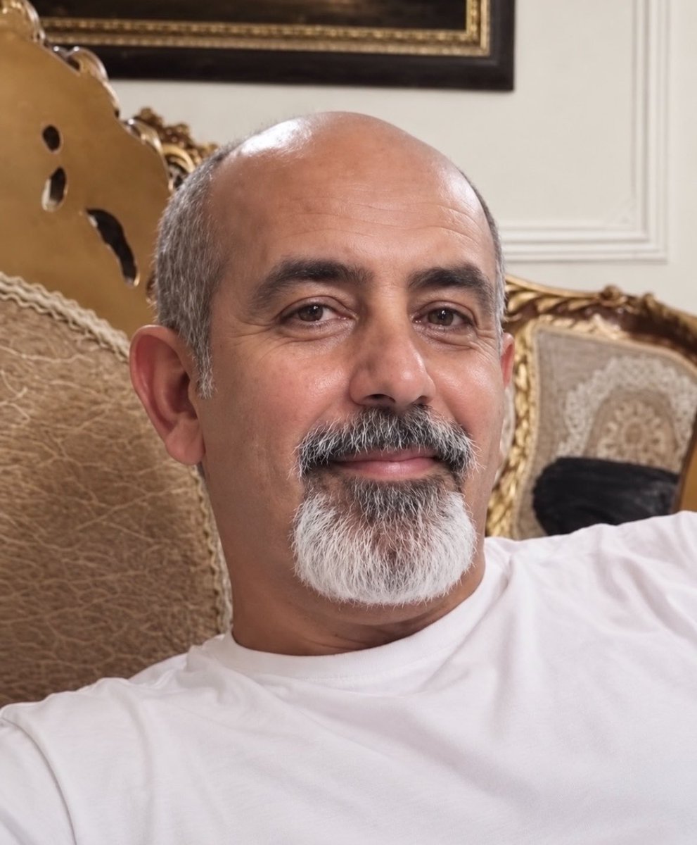 Neli5v's tweet photo. از این مرد شریف خیلی کم گفته شده…

۴۵ ساله و پدرِ دو فرزند بود و پیش‌تر در اعتراضات ۱۴۰۱ هم حضور داشت …

شب «۱۹ دی» در «محمدشهر کرج» زندگی اش را گرفتند، و فرزندانش هنوز جای خالیِ پدرشون رو زندگی می‌کنن.
#مصطفی_عفتی https://t.co/lLIhSGrQ7u