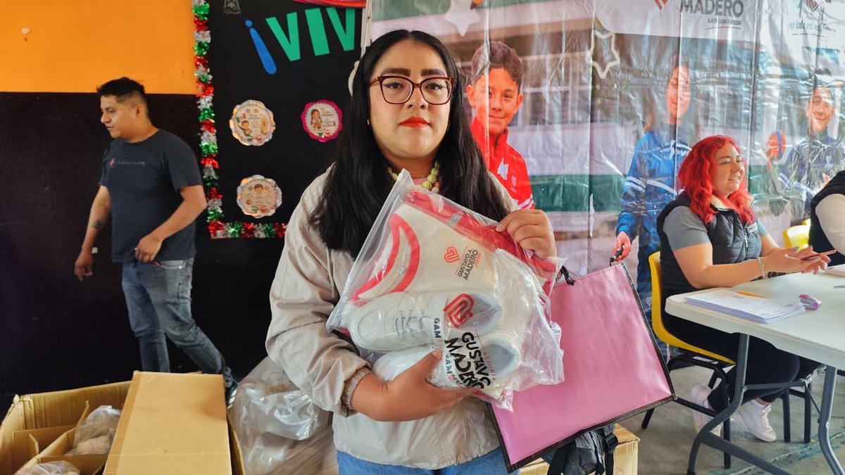 TuAlcaldiaGAM's tweet photo. 🎒💙 ¡En GAM, la educación es primero!

Con #MeLateMiUniforme, impulsado por el alcalde @yancolozano, llegamos a la primaria Jaime Torres Bodet. 

Porque estrenar uniforme y estudiar con las mismas oportunidades no debe depender del dinero en casa. 👟📚 

#GAMLateConFuerza https://t.co/qOtDmbFEgv